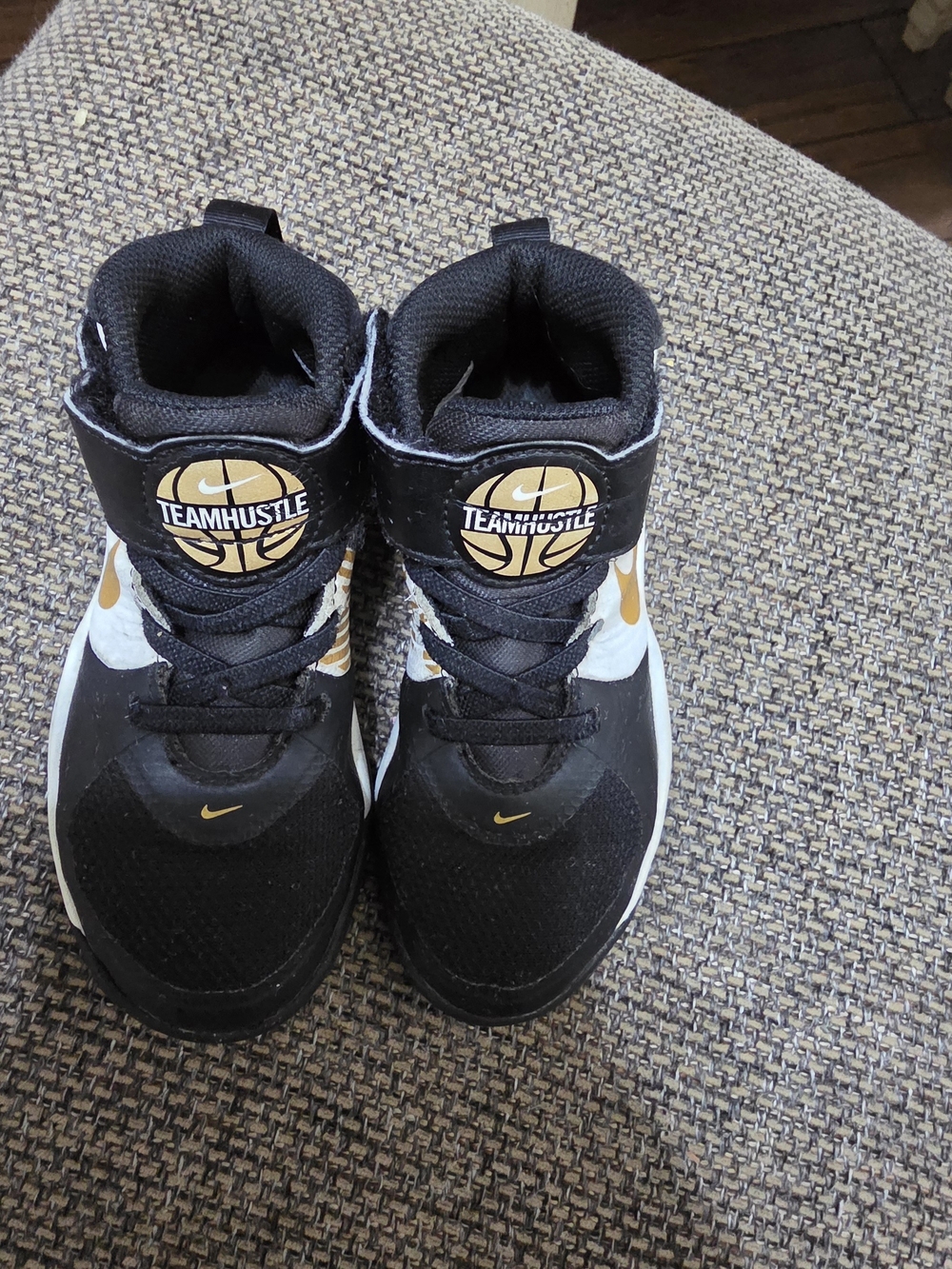 Nike Kids' TeamHustle Basketball Shoes - Black & Gold